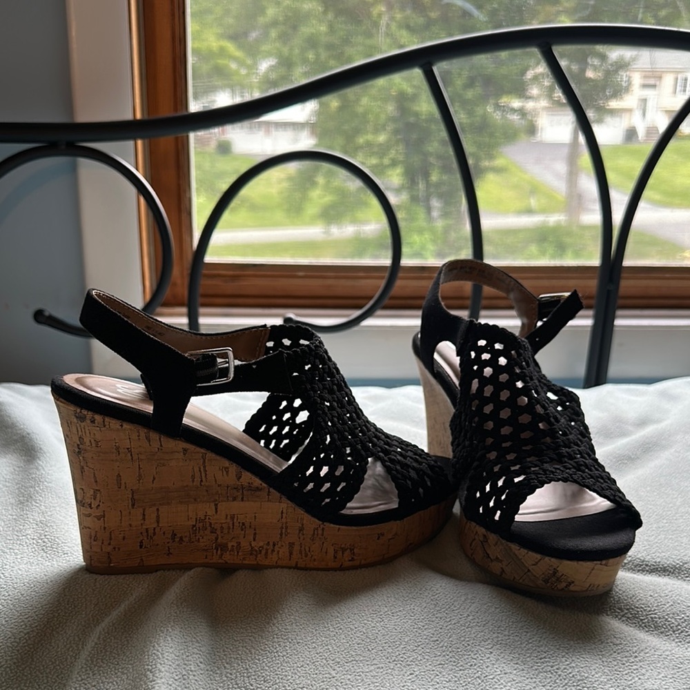 So Black Wedge Sandals 9.5 NWT